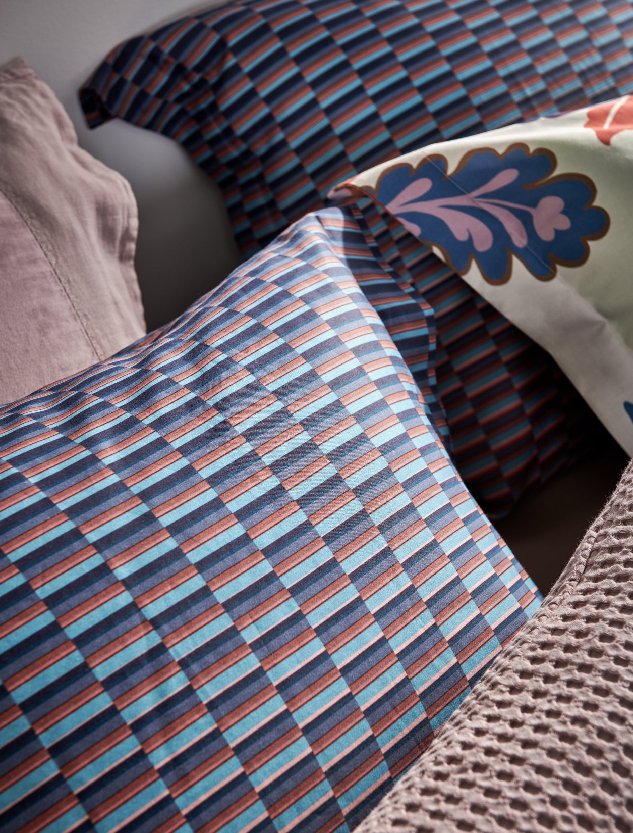 dekbedovertrek met een grafische print in blauwe en rode kleuren