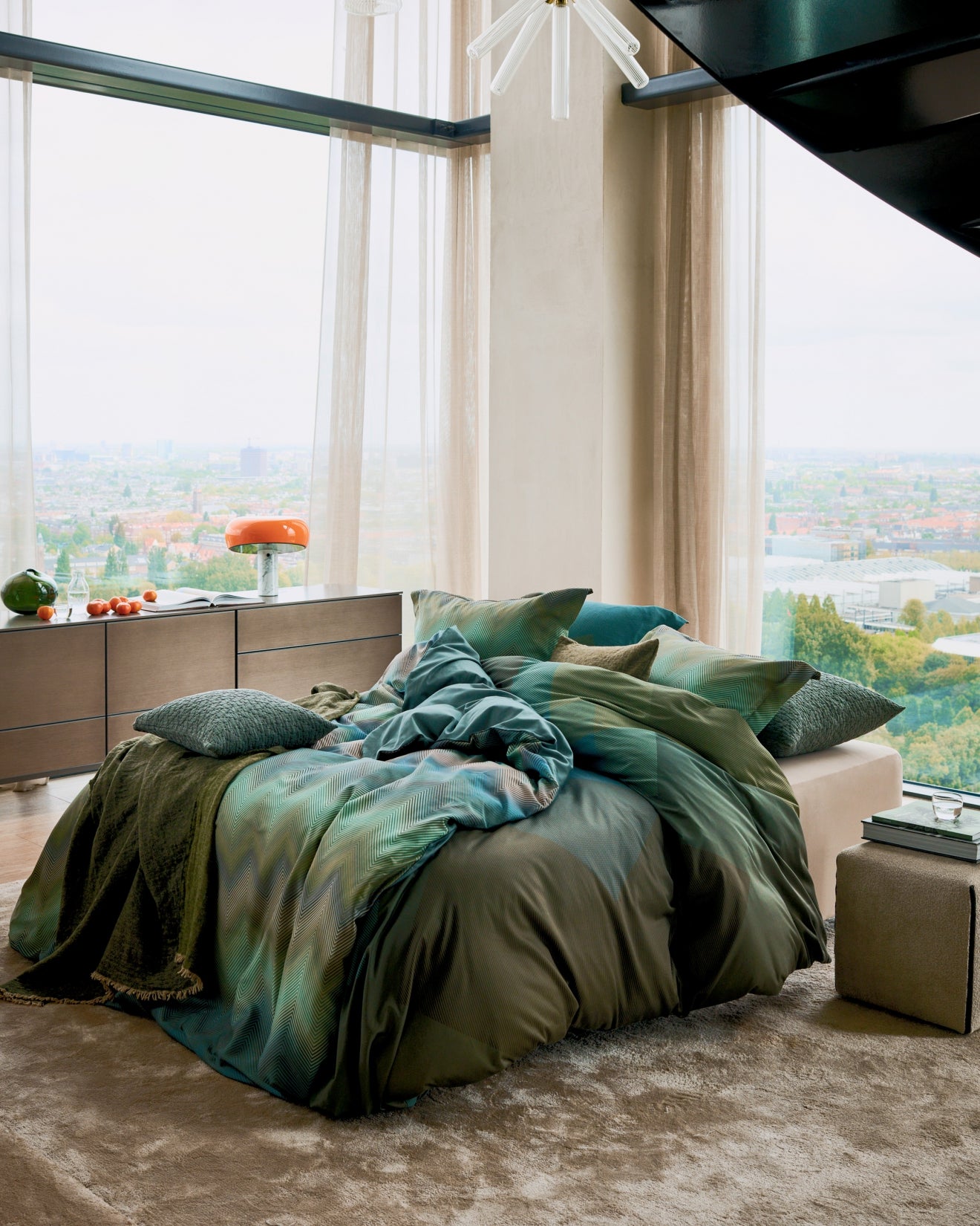 Bed in een rustige omgeving met een dekbedovertrek in groene kleuren