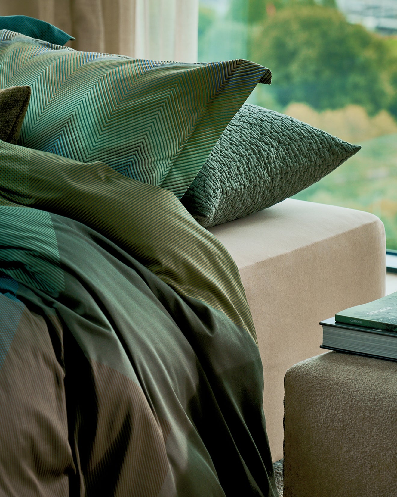 detail shot van een bed met een dekbedovertrek in zigzag print en grafische print in groene kleuren