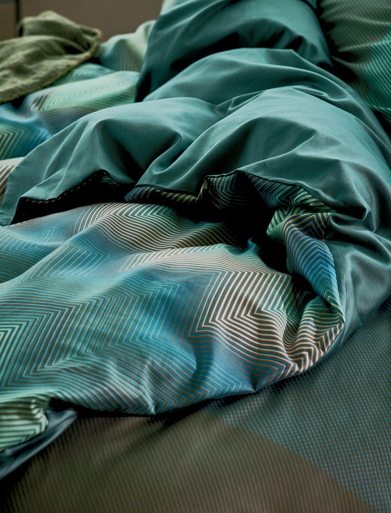 detail shot van een dekbedovertrek met zigzag print in blauwe kleuren