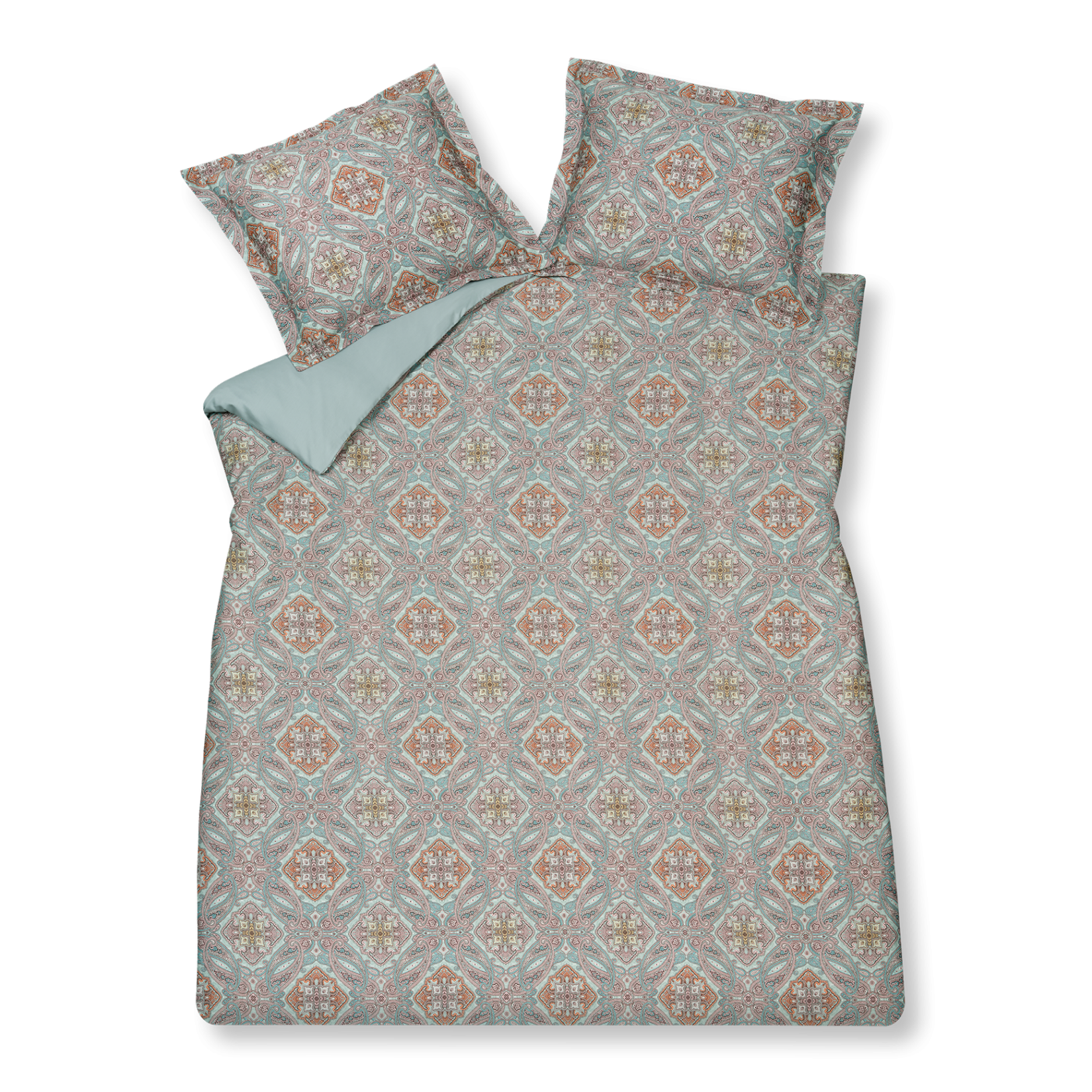 Charm pearl blue dekbedovertrek heeft een verfijnd paisley patroon met ruiten waarin verschillende tinten blauw, roze, oranje en groen verwerkt zijn