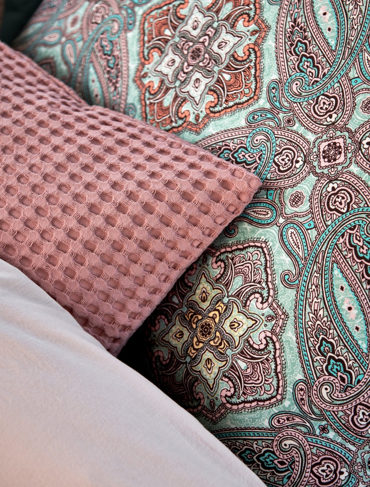 detail shot van een kussen in roze en blauwe kleuren