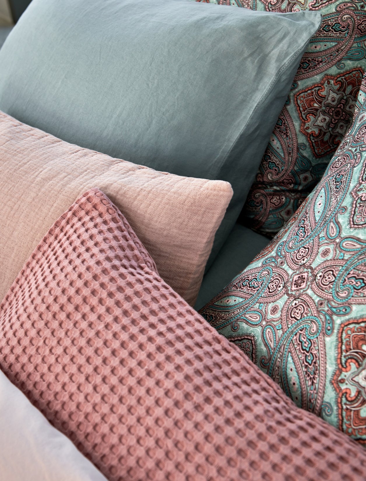 detail shot van kussen in roze en blauwe tinten