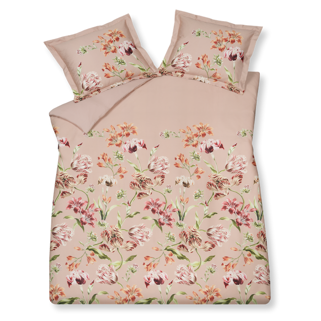 Delicious blush dekbedovertrek heeft prachtige bloemen met grote verfijnde bladeren, die sierlijk lijken te wiegen op een lichte bries. De bloemen hebben tinten rood en oranje op een lichtroze achtergrond