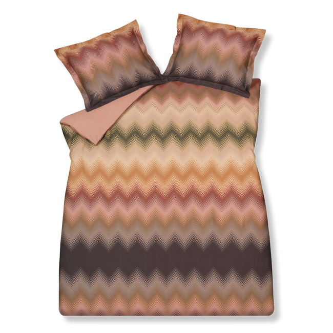 Blurred Lines multi dekbedovertrek heeft zigzaglijnen in roze, aubergine, oranje, groen en beige. Het wazige effect wordt gecreëerd doordat lijnen met verschillende diktes net verschuiven van elkaar. De achterkant van het dekbedovertrek is effen roze. De kussens hebben aan beide zijden een gedeelte van het patroon. 