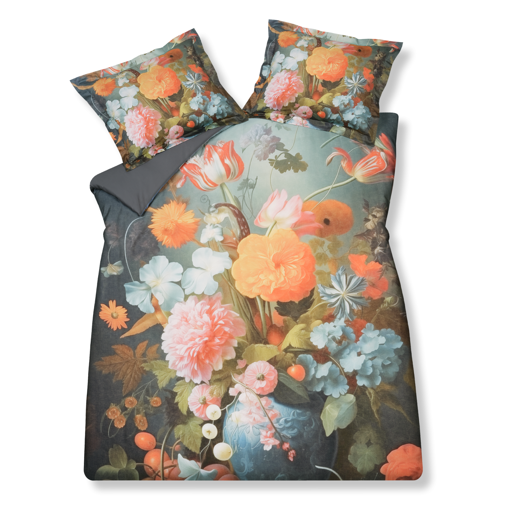 Dreamscape multi dekbedovertrek heeft een boeket met roze en oranje bloemen tegen een blauwe achtergrond. De achterkant van het dekbedovertrek is effen donkerblauw. De kussens hebben aan beide zijden dezelfde bloemen, maar dan iets kleiner.