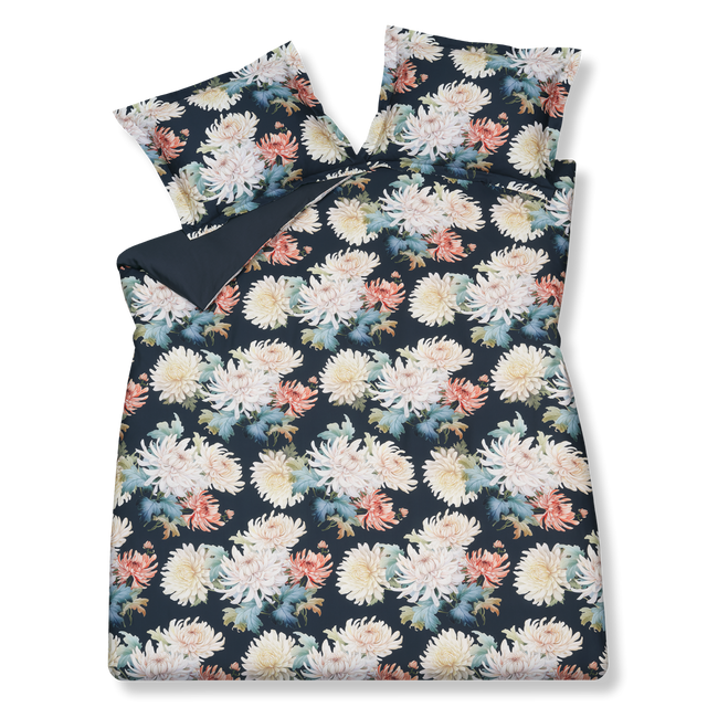 Floral Bliss blue ink dekbedovertrek heeft roze, oranje en rode bloemen met herstbladeren er omheen op een donkerblauwe achtergrond. De achterkant van het dekbedovertrek is effen donkerblauw. De kussens hebben hebben aan beide zijden dezelfde bloemen. 