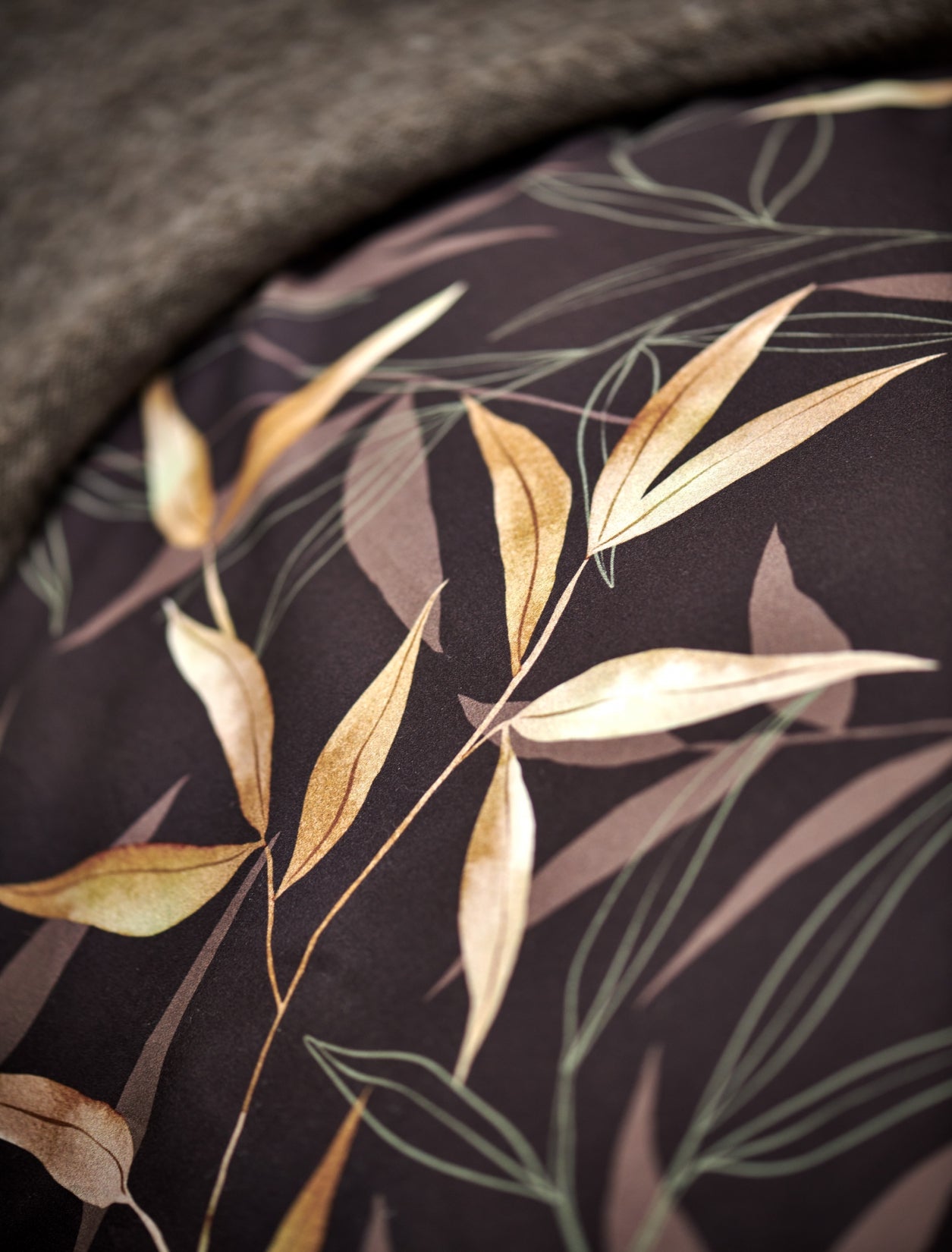 detail shot van een dekbedovertrek met een bamboe takken print in bruin