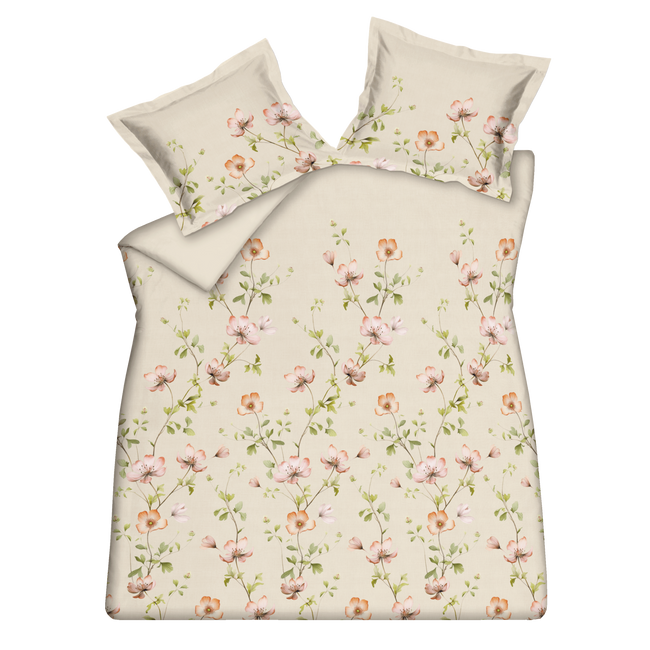 Blossom Breeze cream tan dekbedovertrek heeft roze en oranje bloemen aan takjes met groene blaadjes op een effen beige achtergrond. De achterkant van het dekbedovertrek is effen beige. De kussens hebben aan de onderkant een aantal bloemen. Blossom Breeze cream tan dekbedovertrek van Vandyck geeft je slaapkamer een knusse landelijke sfeer.