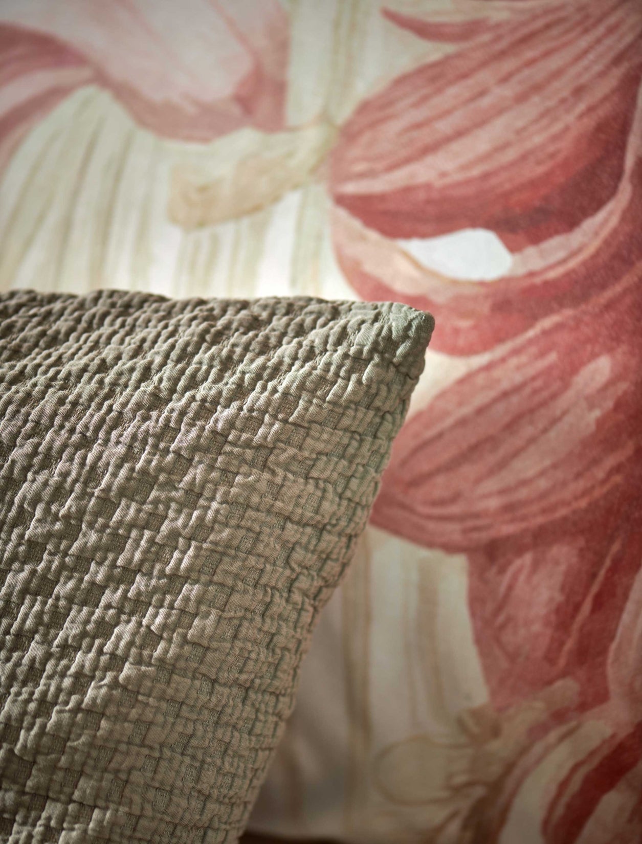 Florentine multi dekbedovertrek heeft enorme bloemen en bladeren in rood, blauw, oranje, groen en bruine tinten op een off white achtergrond, waarbij de tinten een soort sepia gloed lijken te hebben. De achterkant van het dekbedovertrek is effen beige.