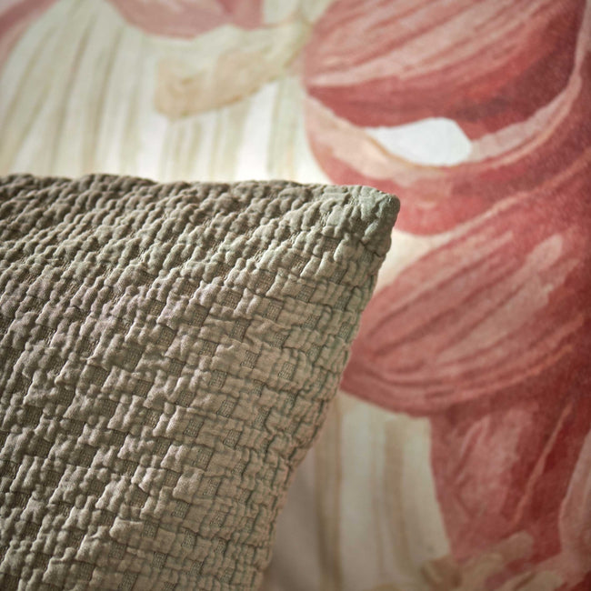 Florentine multi dekbedovertrek heeft enorme bloemen en bladeren in rood, blauw, oranje, groen en bruine tinten op een off white achtergrond, waarbij de tinten een soort sepia gloed lijken te hebben. De achterkant van het dekbedovertrek is effen beige.