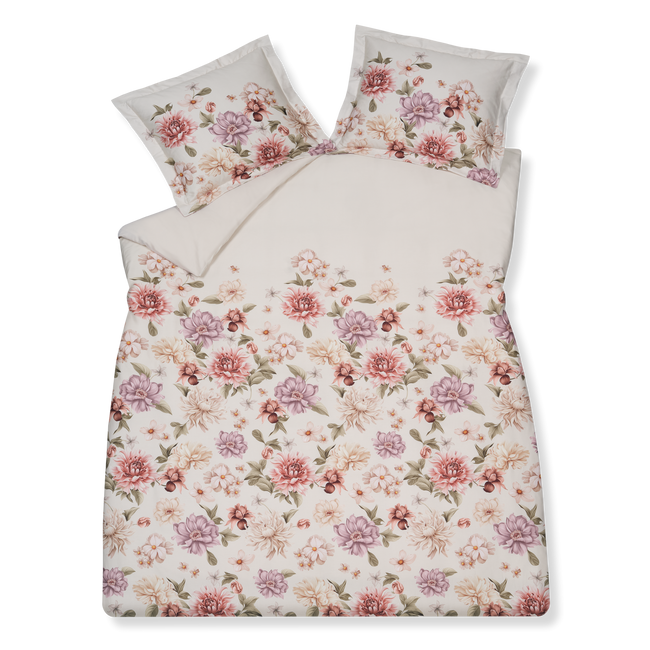 Harmony cream tan dekbedovertrek heeft sierlijke rode, paarse en beige bloemen die geschilderd lijken met veel diepte door de schaduwwerking op een cream tan achtergrond. De achterkant van het dekbedovertrek is effen cream tan. De kussens hebben aan beide zijden op een gedeelte een aantal bloemen. 