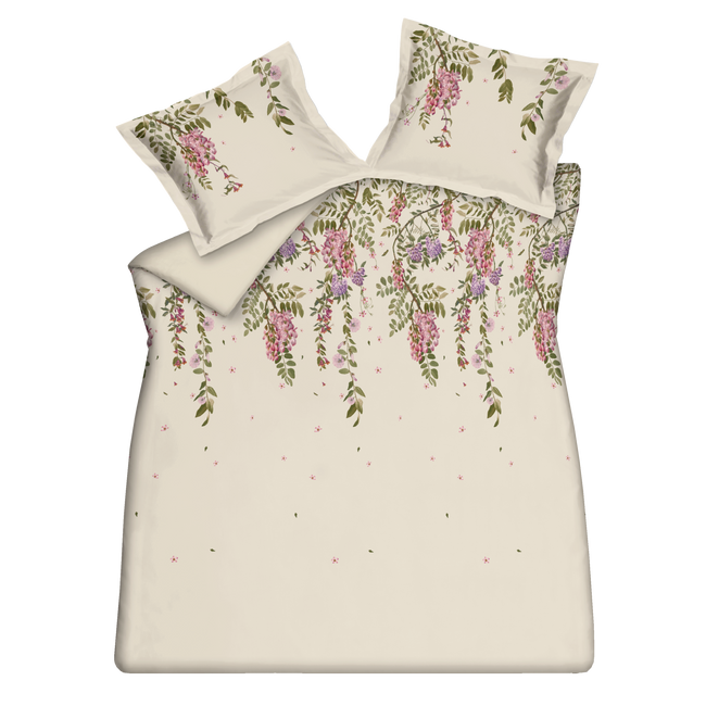 Rose Acacia cream tan dekbedovertrek heeft aan de bovenkant roze en paarse bloemen, die aan takken hangen met kleine dwarrelende blaadjes. De achterkant van het dekbedovertrek is effen beige. Het design oogt rustig en zacht.