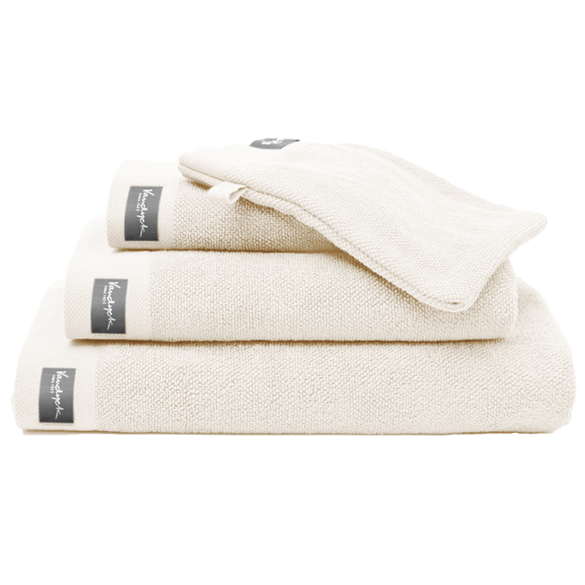 Home Towel desert serie handdoeken zijn weldadige handdoeken met luxe borders gemaakt van 100% katoen (550 gr/mtr2). Door de zware kwaliteit hebben de handdoeken een goed absorptievermogen en voelen ze heerlijk zacht en soepel aan.
