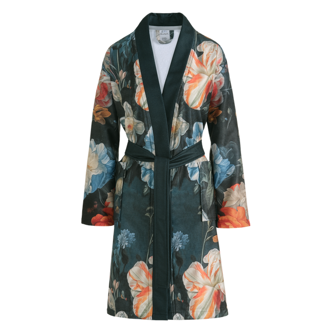 Vivian badjas blue ink is een lange badjas met gigantische bloemen in schakeringen blauw, rood, oranje en wit op een donkerblauwe achtergrond. De badjas heeft grote insteekzakken, brede revers en wordt gesloten met een ceintuur.