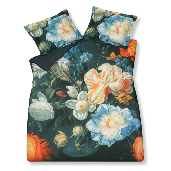 Wonder Night blue ink dekbedovertrek heeft gigantische bloemen in schakeringen blauw, rood, oranje en wit op een donkerblauwe achtergrond. De achterkant van het dekbedovertrek is effen donkerblauw.