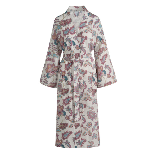Mary multi badjas heeft bloemen en bladeren in verschillende tinten blauw, paars, roze en naturel. De stijl doet denken aan paisley. Het heeft grote steekzakken, wordt dichtgebonden met een brede ceintuur en heeft een opstaande kraag met een brede rand.