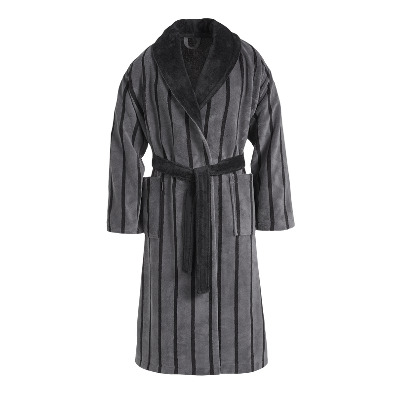 Vigo badjas in anthracite is een lange badjas, geschikt voor heren. De badjas is van een comfortabel dikke, zachte teddy-achtige stof gemaakt met aan de binnenzijde een mix van bamboe en katoen. De badjas heeft een ingeweven, gestreept patroon. De Vigo badjas heeft grote insteekzakken en een omgeslagen kraag.