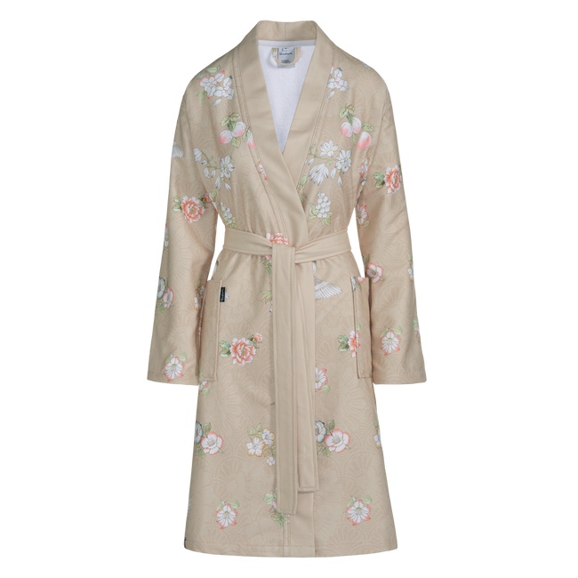 Dakota sand badjas heeft een gekleurde bloemenprint op zandkleurige achtergrond. De badjas heeft een brede kraag, grote insteekzakken en is geschikt voor dames.