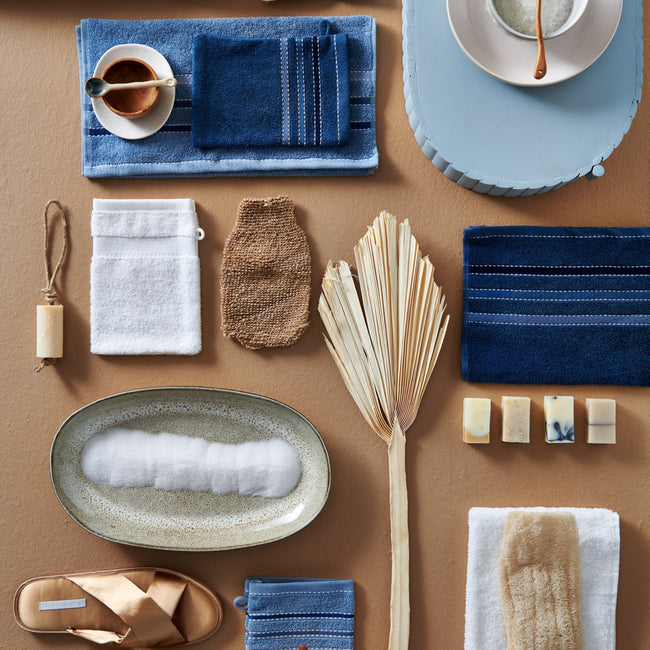 top shot van handdoeken in lichte en donkere blauwe kleuren met badkamer accessoires