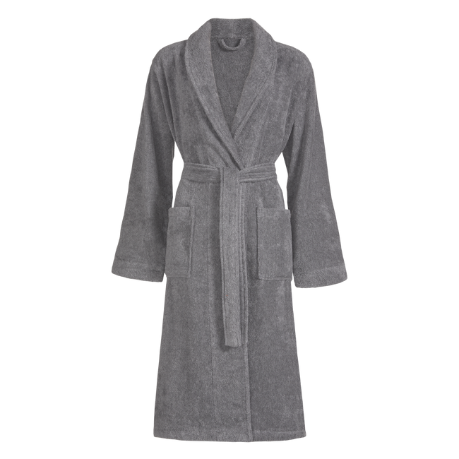 Dallas grey badjas is effen grijs en doordat er gebruik gemaakt is van de fibrotint techniek, waarbij verschillende vooraf gekleurde draden gebruikt zijn, heeft deze badjas een diepe kleur met subtiele kleurschakeringen. Door het uitgebreide kleuringsproces heeft de badjas een hoog absorberend vermogen, blijven de kleuren heel lang goed en voelt de stof ongelofelijk zacht aan. De badjas heeft een omgeslagen kraag en grote insteekzakken.
