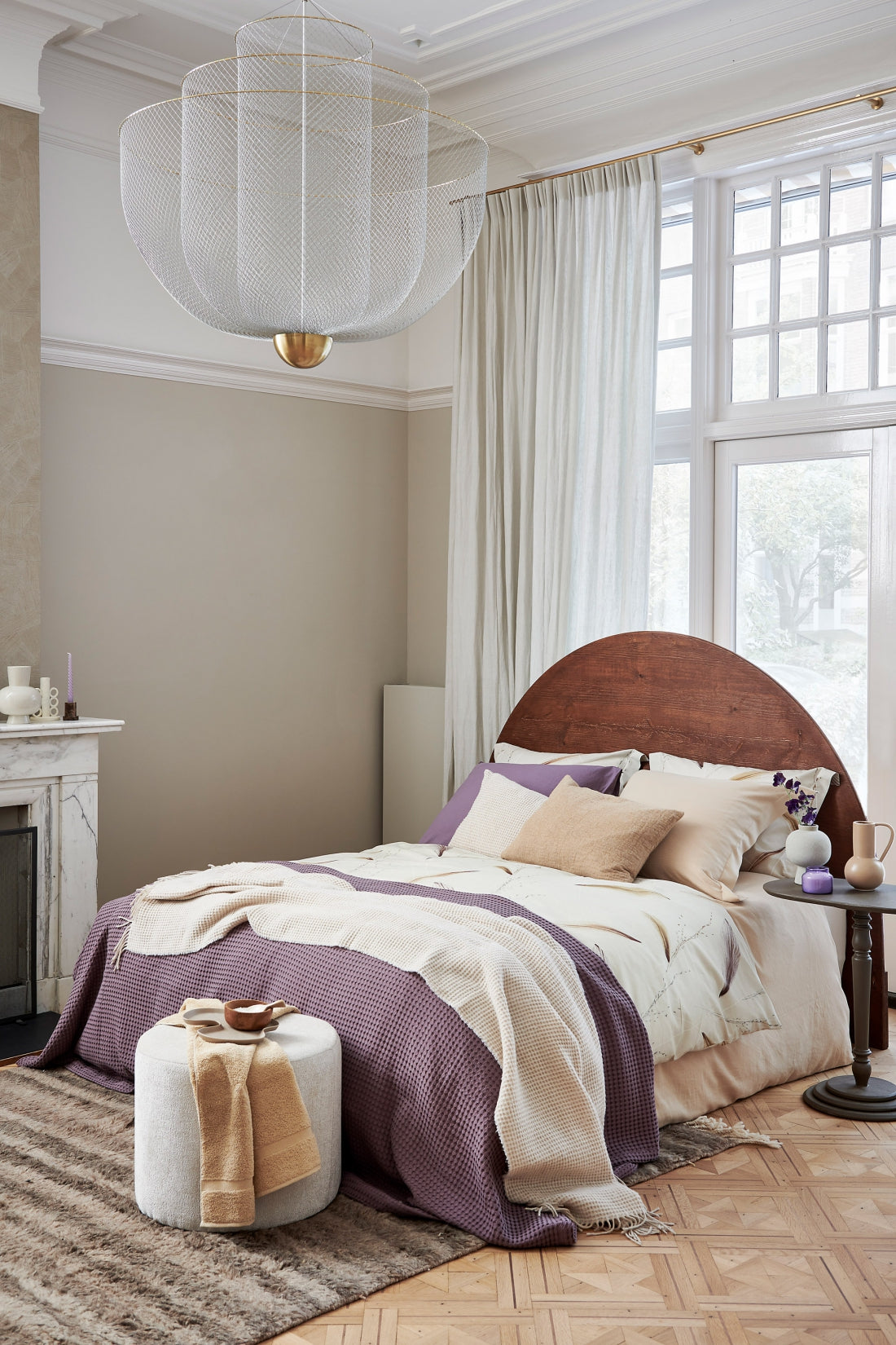 Het dekbedovertrek set Light Feather geeft je slaapkamer een nieuwe en frisse look. Light Feather is te herkennen aan de prachtige veren in verschillende naturel kleuren kleuren en de cream tan achtergrond. De print siert de voor- en achterzijde van de overtrek set.