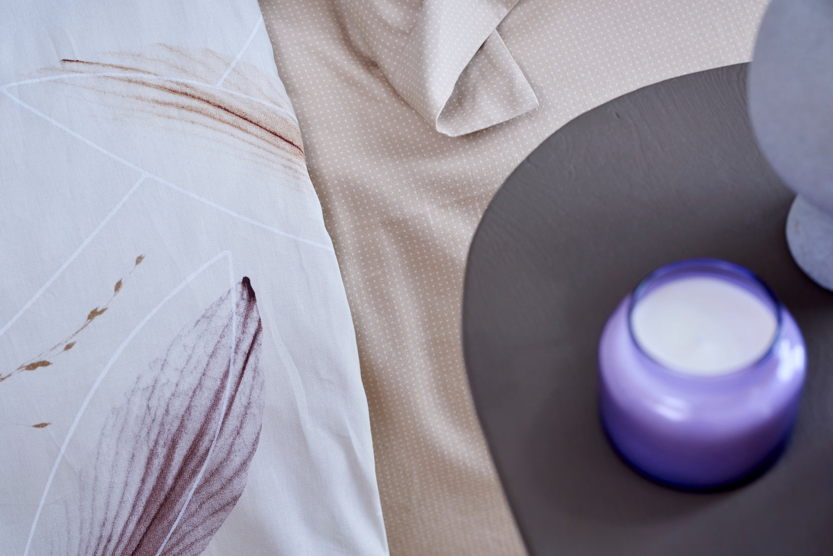 Het dekbedovertrek set Light Feather geeft je slaapkamer een nieuwe en frisse look. Light Feather is te herkennen aan de prachtige veren in verschillende naturel kleuren kleuren en de cream tan achtergrond. De print siert de voor- en achterzijde van de overtrek set.