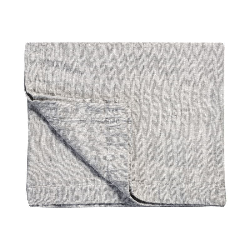 Pure 22 plaid is gemêleerd en heeft een visgraat weving. Het bijpassende kussensloop is los bij te bestellen. Gebruik de Pure 22 plaid en kussensloop van Vandyck als een finishing touch in je slaapkamer.