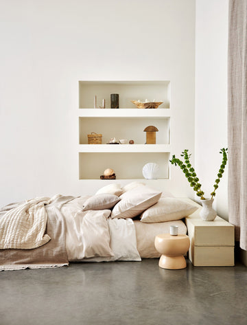 PURITY LUCCA dekbedovertrek | offwhite een bed in een rustige serene omgeving met dekbedovertrek sets in lichte en witte kleuren en tinten