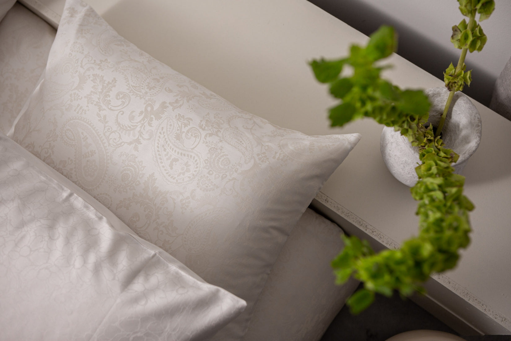 top shot van een hoofdkussen met een paisley print