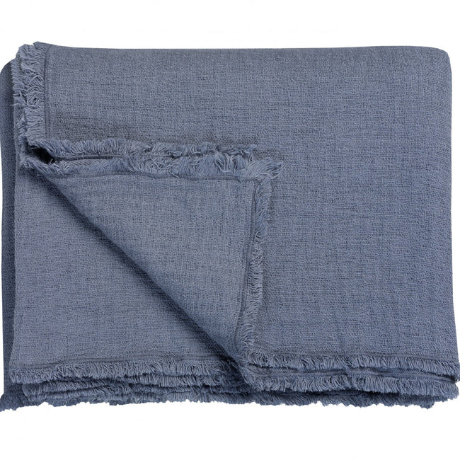 Pure 08 bedsprei in de kleur faded denim is effen en afgewerkt met een mooie borduursteek en gerafelde randen.