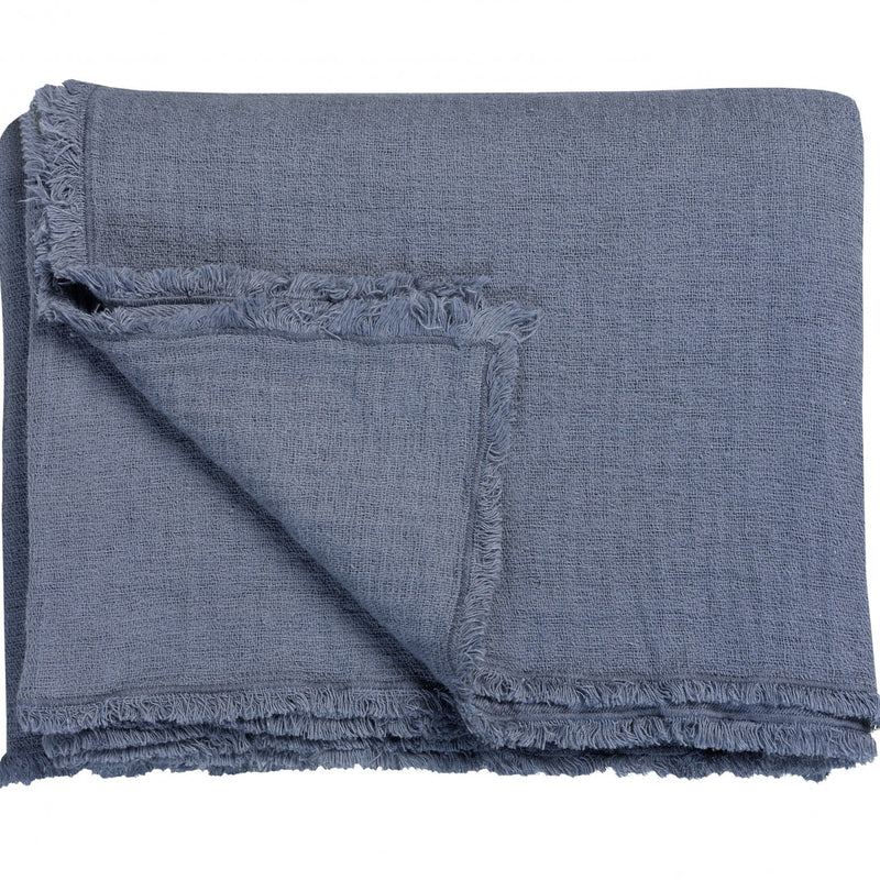 Pure 08 bedsprei in de kleur faded denim is effen en afgewerkt met een mooie borduursteek en gerafelde randen.