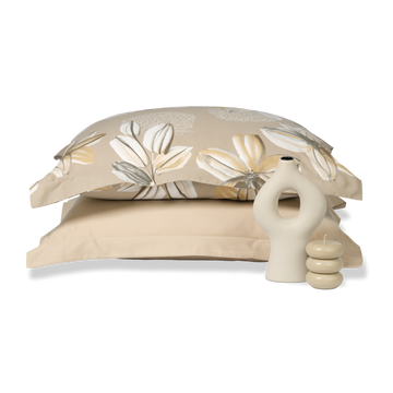 FLOWER PARTY dekbedovertrek | latte Flower Party de naam zegt het gelijk al, een feestje van bloemen op je bed! Dit dekbedovertrek set heeft aquarel geschilderde bloemen en organische vormen in mooie zachte nude en beige tinten. De print siert zowel de voor- als achterzijde.