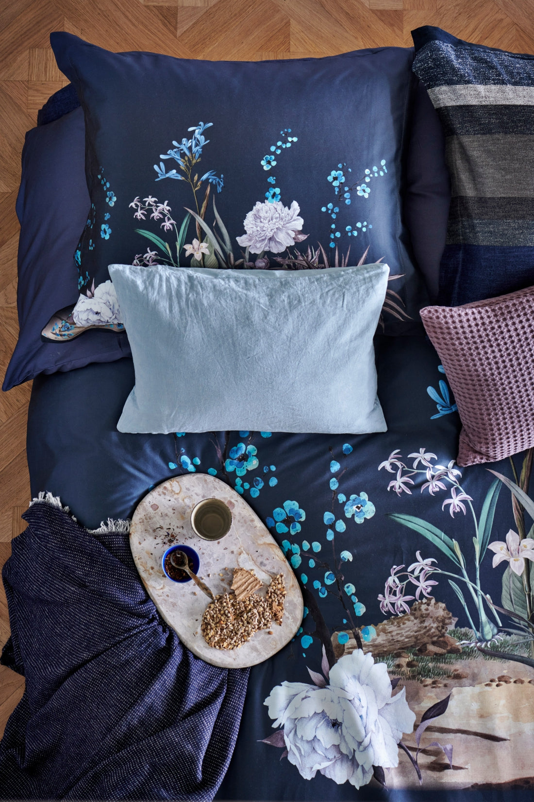 Met dekbedovertrek set Noise heb je een goede basis voor je slaapkamer. Noise heeft horizontale strepen in de kleuren blauw, beige en grijs. De strepen zijn niet strak maar hebben een klein patroon wat doorloopt in de kleuren. De subtiele kleuren geven je slaapkamer een rustgevende uitstraling. De voor- en achterzijde hebben dezelfde print.