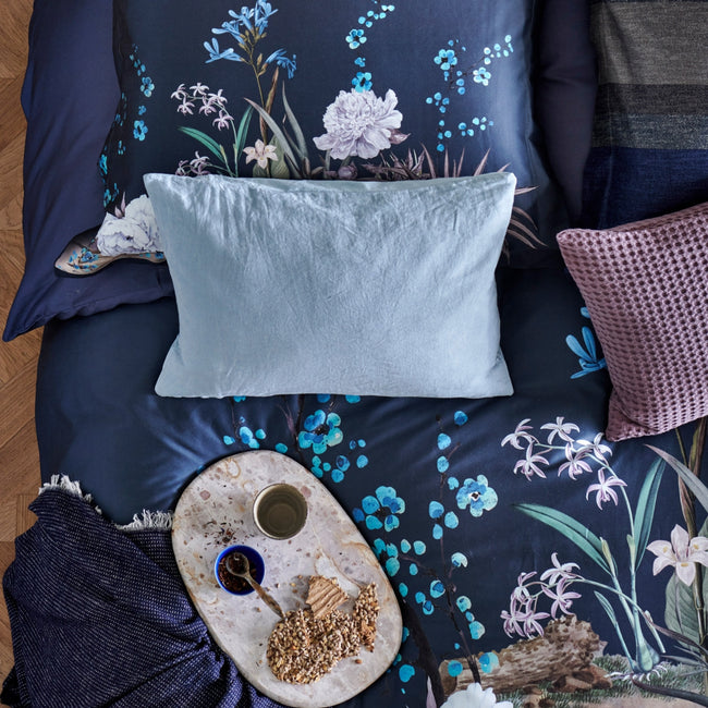 Met dekbedovertrek set Noise heb je een goede basis voor je slaapkamer. Noise heeft horizontale strepen in de kleuren blauw, beige en grijs. De strepen zijn niet strak maar hebben een klein patroon wat doorloopt in de kleuren. De subtiele kleuren geven je slaapkamer een rustgevende uitstraling. De voor- en achterzijde hebben dezelfde print.