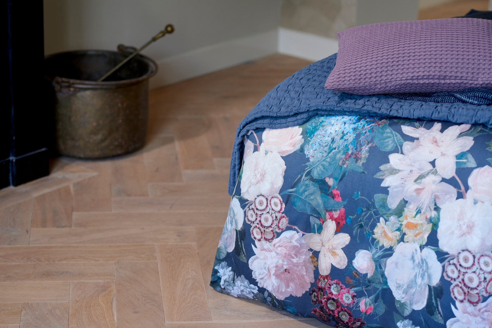 Zoals de naam al doet vermoeden is dekbedovertrek set Flowerbomb bezaaid met bloemen in eindeloos veel verschillende kleuren. Het kleurrijke geheel is gedrukt op een oceanview of cream tan achtergrond. De achterzijde van de overtrek set is effen.