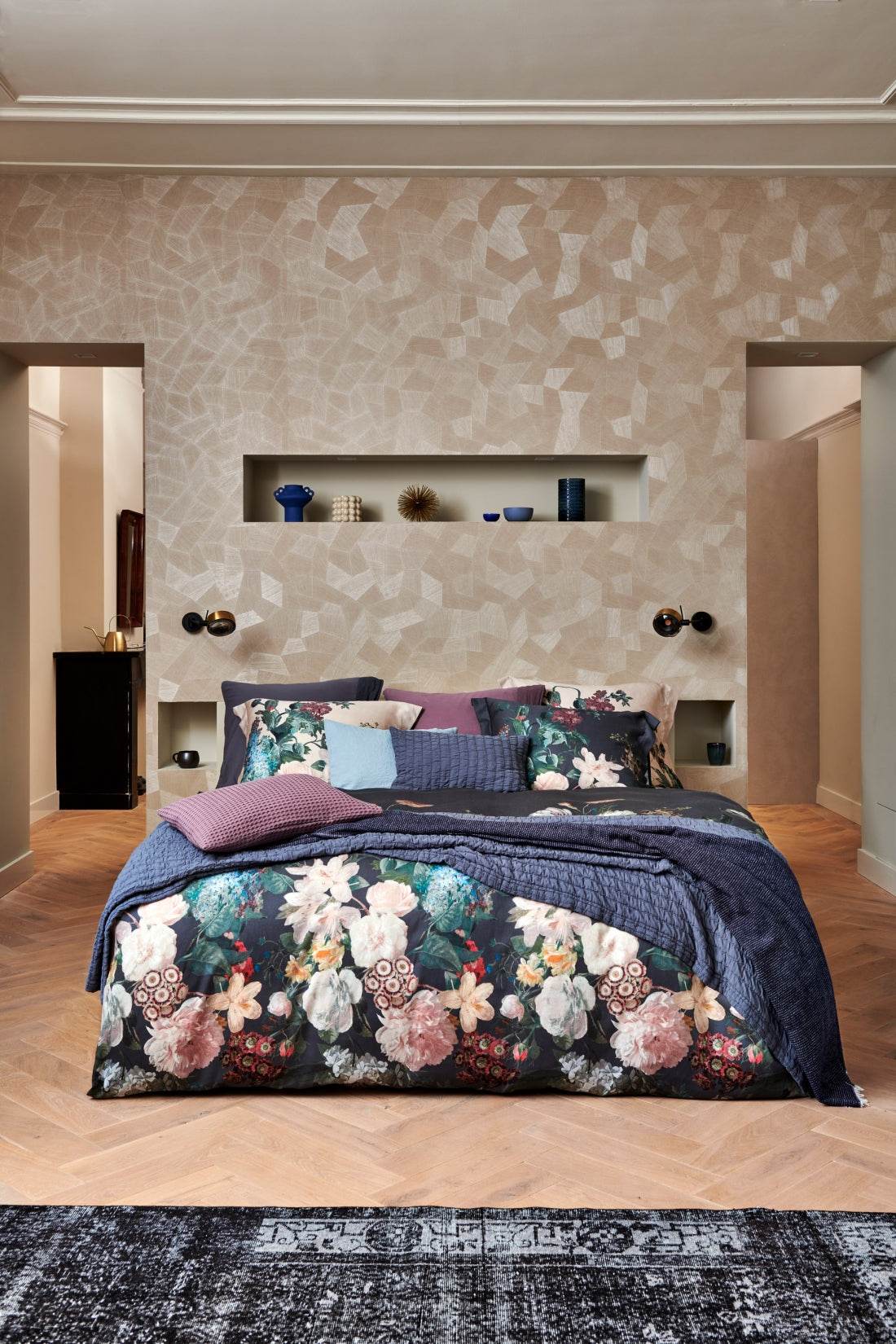 dekbedovertrek set Flowerbomb is bezaaid met bloemen in eindeloos veel verschillende kleuren. Het kleurrijke geheel is gedrukt op een oceanview of cream tan achtergrond. De achterzijde van de overtrek set is effen